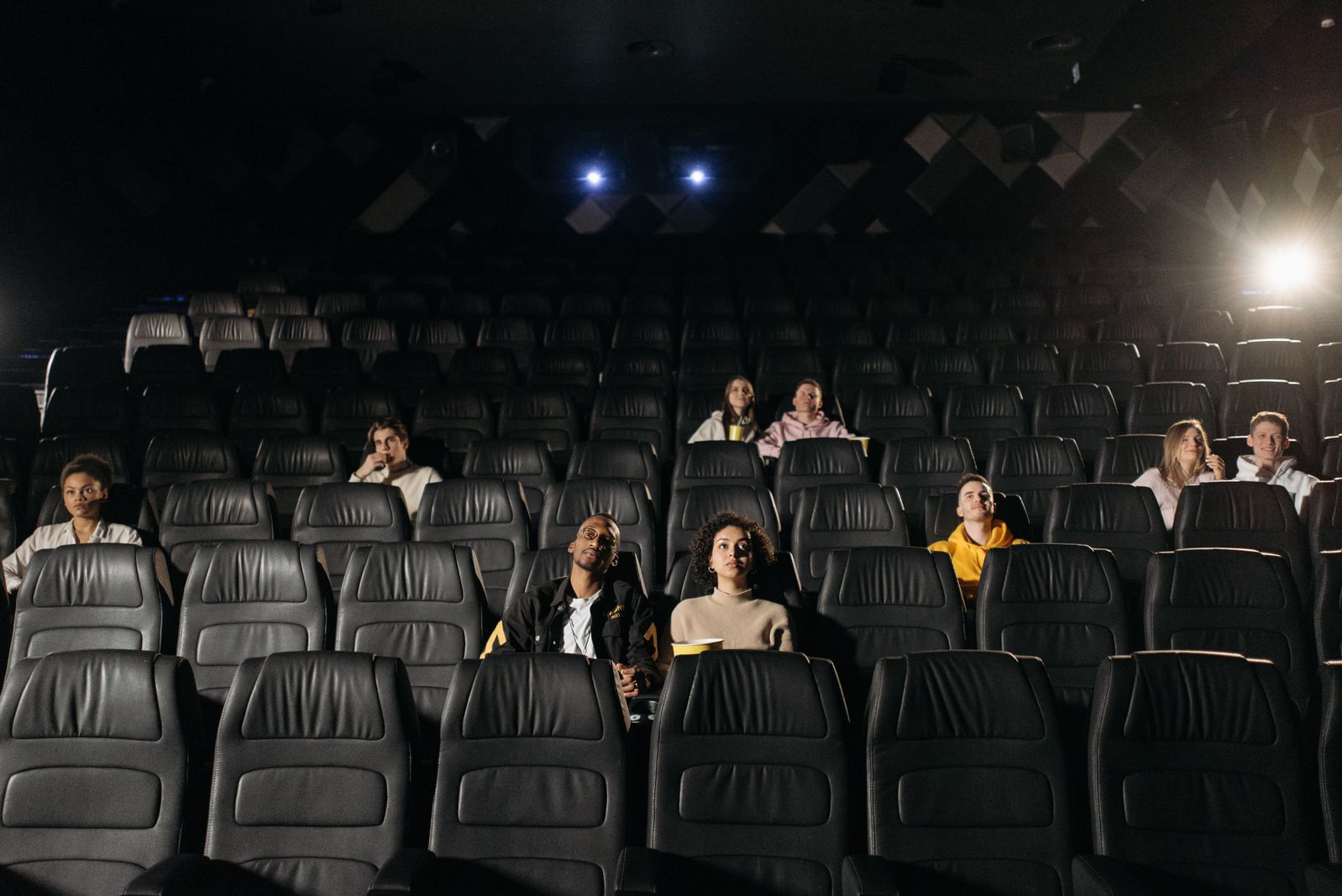 Plateia assistindo à exibição de filmes no festival