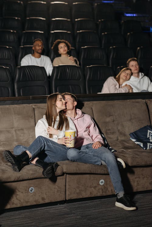 Fotobanka s bezplatnými fotkami na tému bozk, dvojica, kino