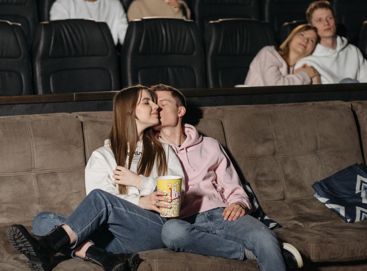 Online dating: starting a conversation on a niche platform