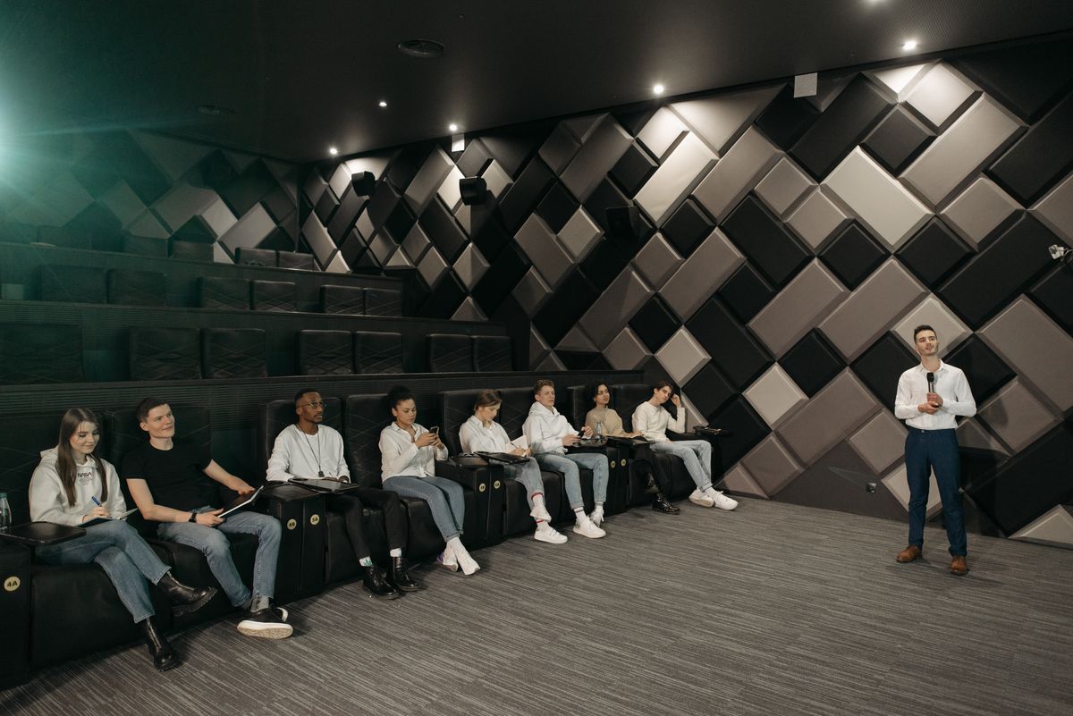 Claqueta y equipo usados para estudiar la construcción cinematográfica