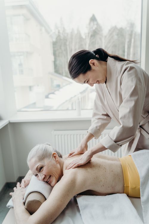 Free Older woman receiving a spa massage indoors, showcasing relaxation and well-being. Stock Photo