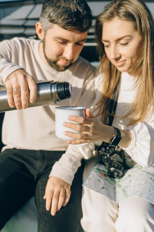 Fotobanka s bezplatnými fotkami na tému držanie, dvojica, džbán