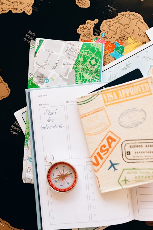Kostnadsfri bild av anteckningsbok, kompass, passhållare