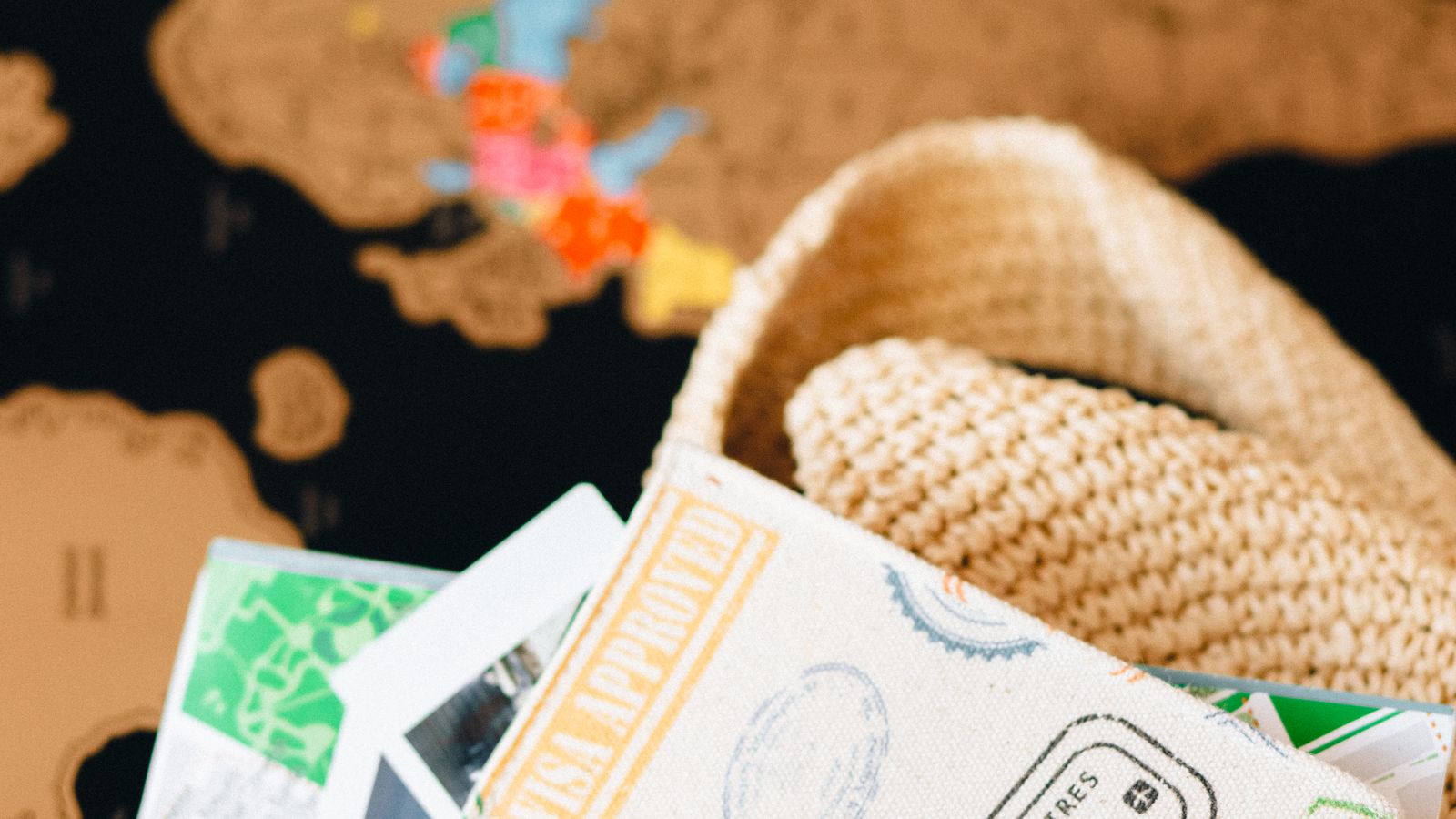 Passaporte e acessórios de viagem.