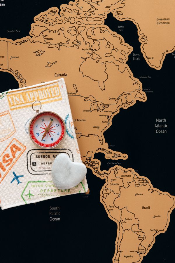 Brújula y pasaporte