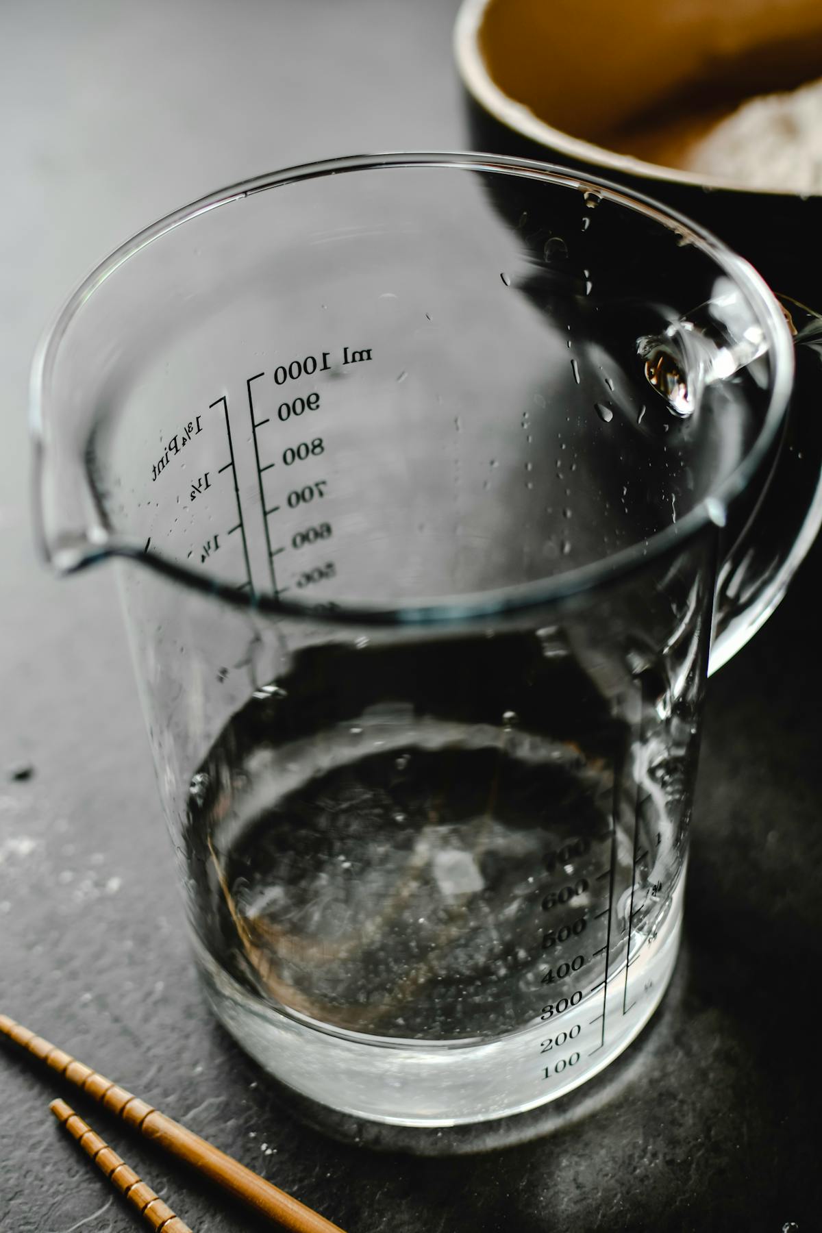Caraffa per la conversione della pinta in millilitri con doppia scala UK/US