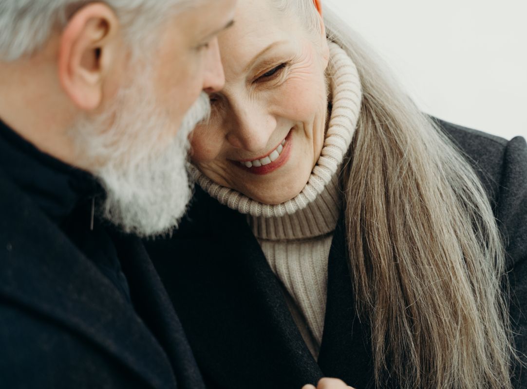 Online dating: starting a conversation on a niche platform