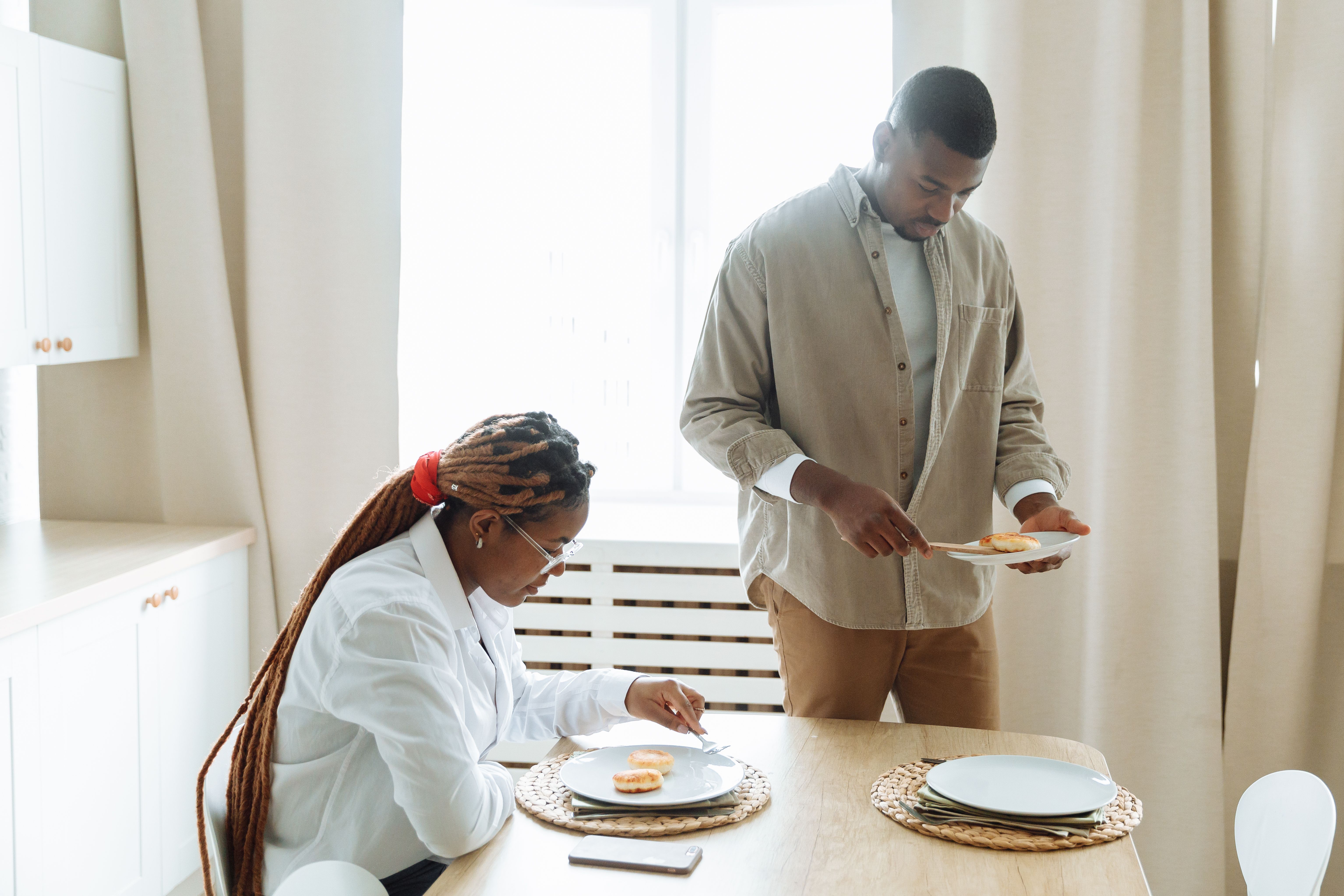 ‘Recession Meals’ Destigmatize Home Cooking on a Budget — Photo by Thirdman on Pexels