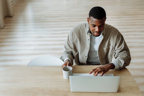 Gratis lagerfoto af afroamerikansk mand, arbejder, bærbar computer