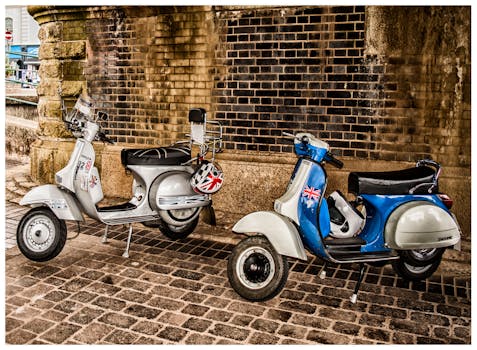 一辆经典滑板车停在德文郡的旧砖拱门下，展现出复古的城市风格