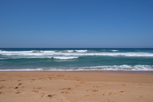 Free Ocean Waves Crashing on the Shore Stock Photo