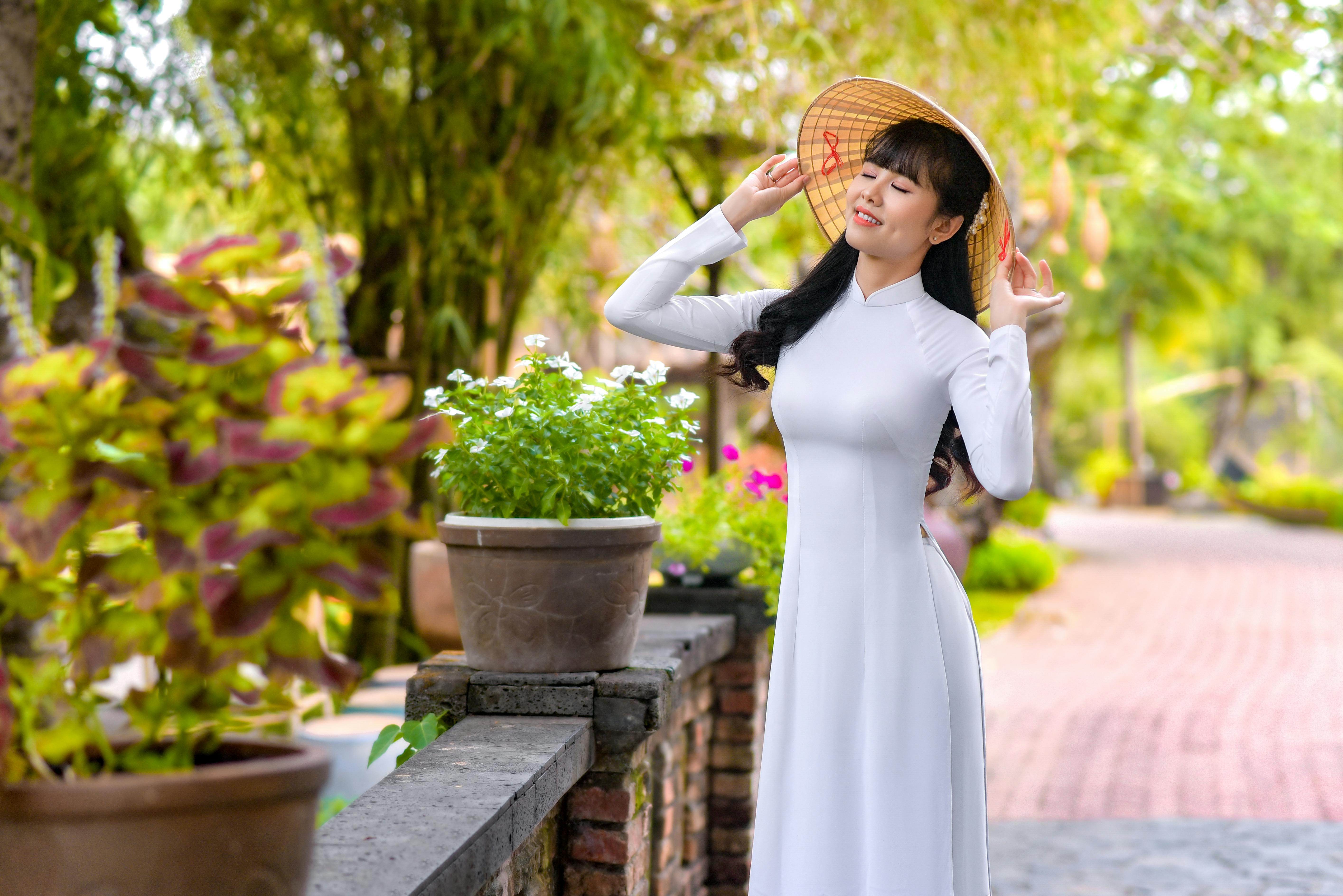 2,300+ Ao Dai Stock Photos, Pictures & Royalty-Free Images - iStock