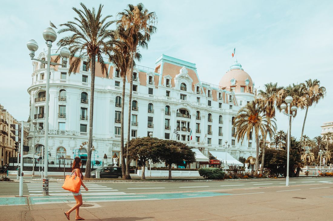 Femme &eacute;l&eacute;gante pr&egrave;s du Negresco &agrave; Nice