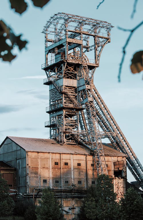 Bezpłatne Szara Metalowa Wieża Na Szczycie Domu Zdjęcie z galerii