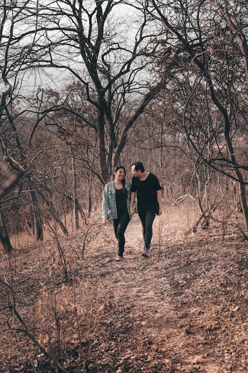 Fotobanka s bezplatnými fotkami na tému chôdza, držanie za ruky, dvojica