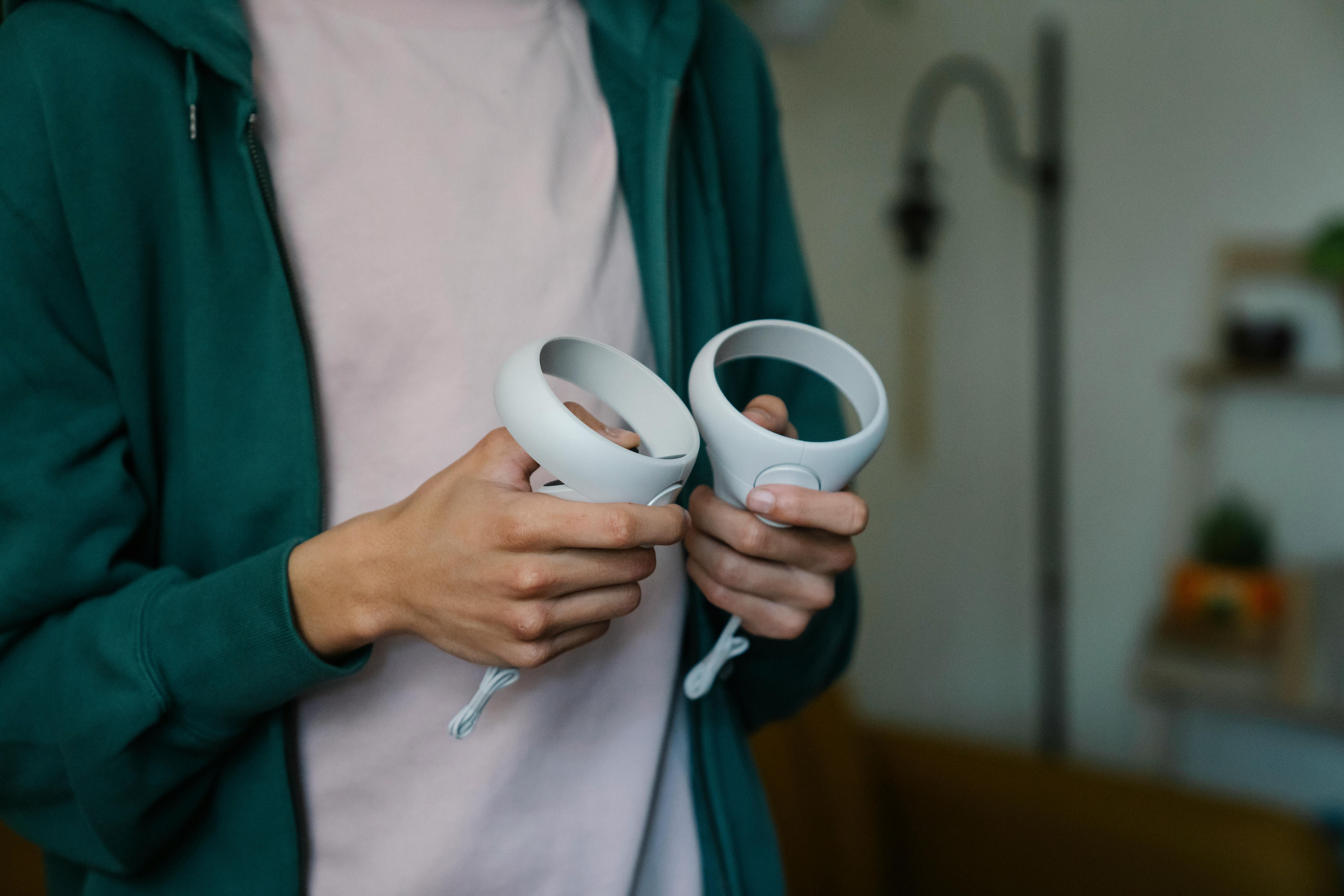 jogador online com controles nas mãos