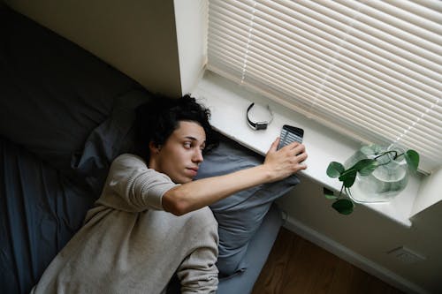 남자, 누워있는, 방의 무료 스톡 사진
