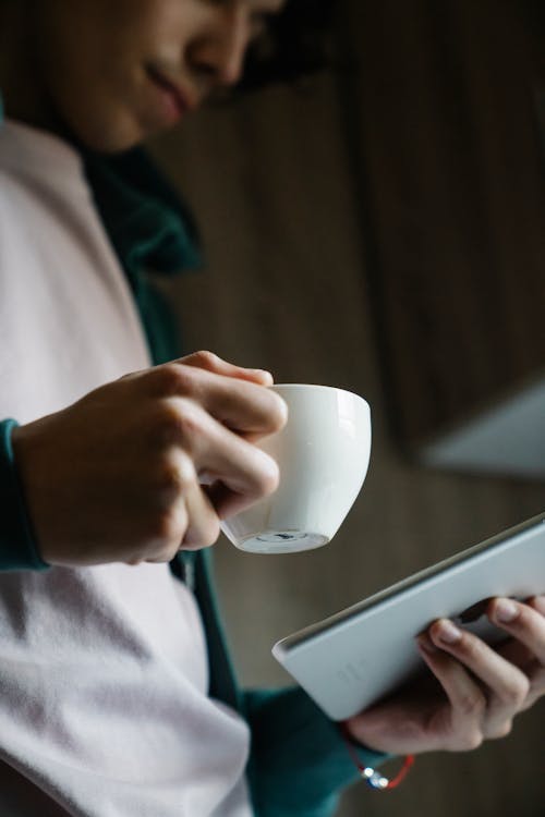 도자기 컵, 디지털 태블릿, 수직 쐈어의 무료 스톡 사진