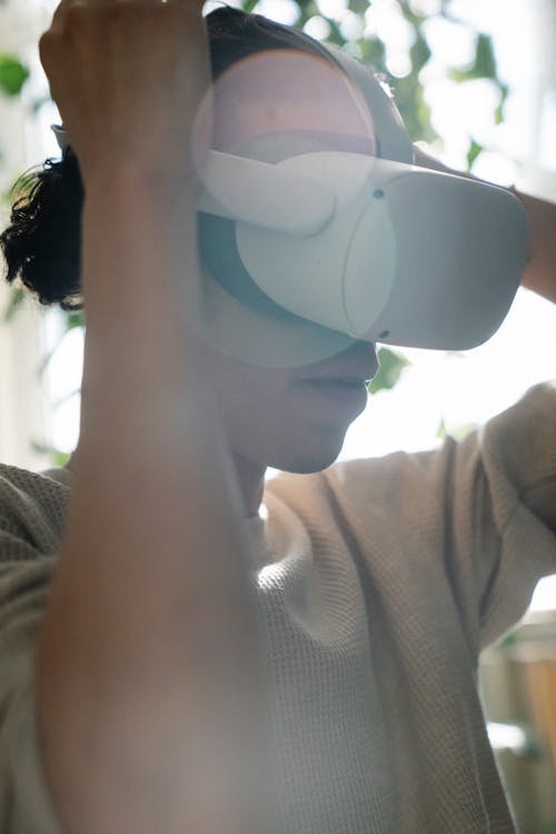 Free A Man Putting on a Vr Goggles Stock Photo