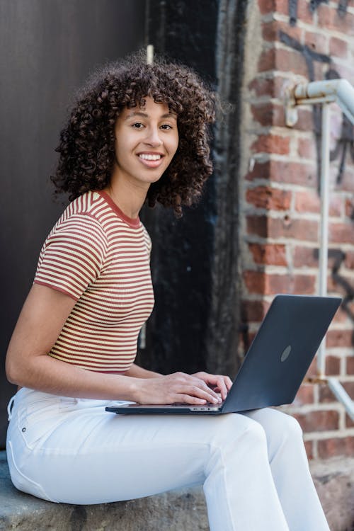 Immagine gratuita di afro, capelli ricci, casual