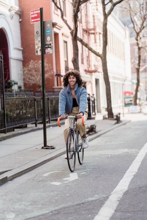 Una Giovane Donna In Bicicletta In Città