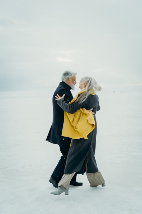 Foto profissional grátis de amor, cabelo grisalho, casacos