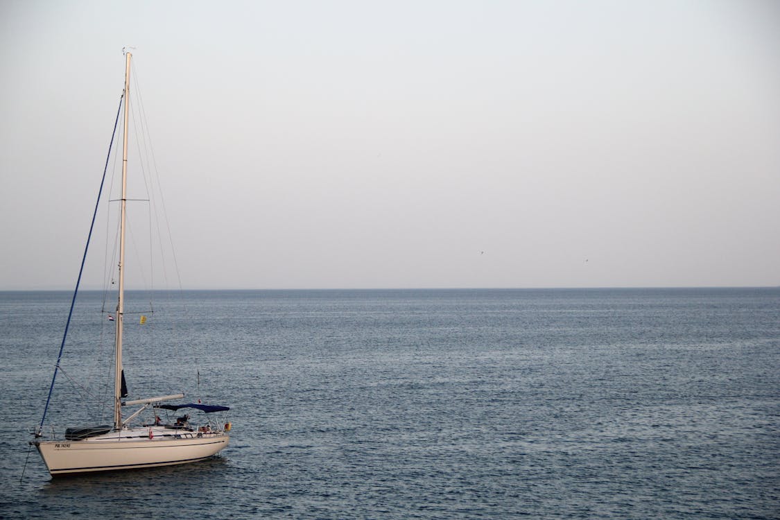 Foto d'estoc gratuïta de aigua, barca, blau