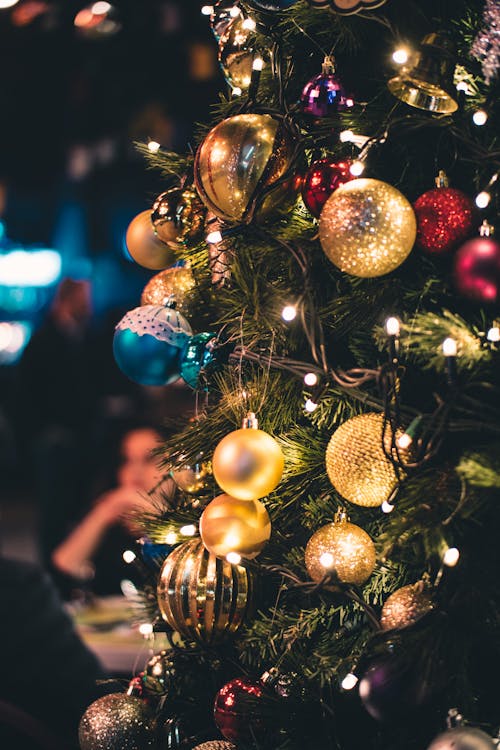 無料 緑と金色のライト付きクリスマスツリー 写真素材