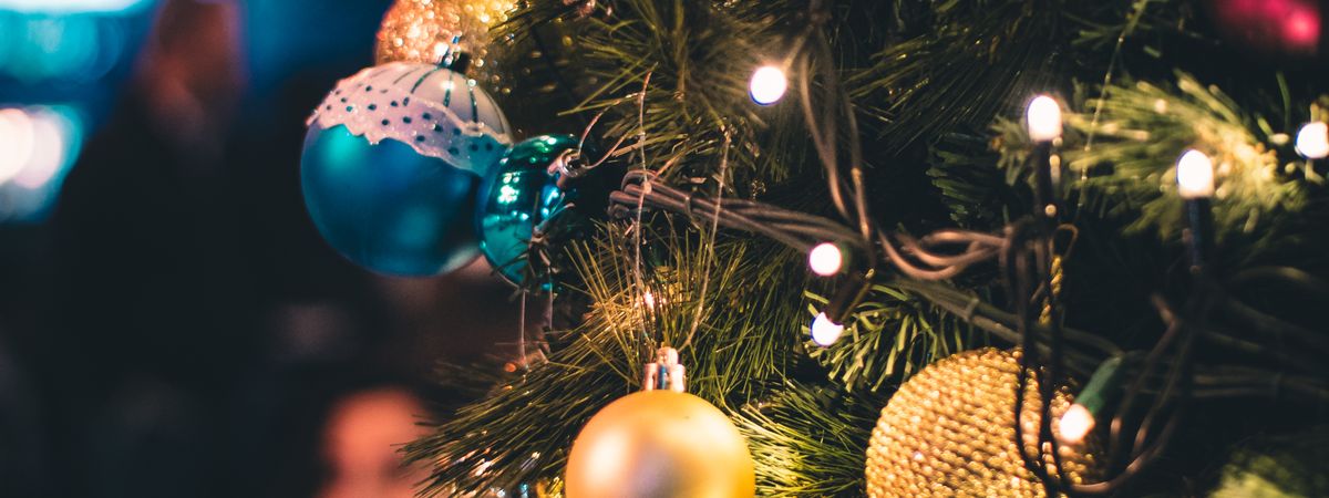 Árbol de Navidad con luces y bolas