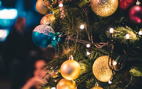Árbol de Navidad con luces y bolas