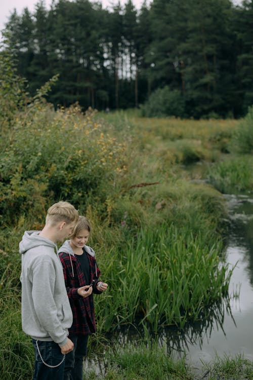 Immagine gratuita di adolescenti, erba, fiume