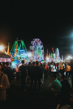 夜晚的狂欢节人潮涌动，摩天轮和绚丽的灯光照亮了热闹的场景