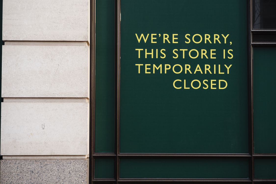 Building Closing Sign Closed Text Sign on a Building Facade · Free Stock Photo