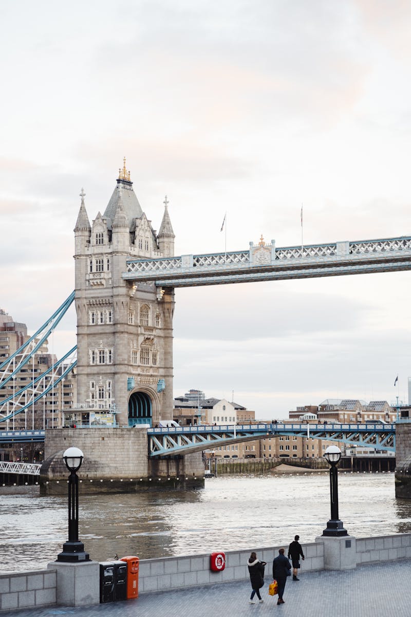 Dana de încărcare și macarale într-un port