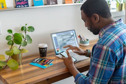 Ilmainen kuvapankkikuva tunnisteilla afroamerikkalainen, älypuhelin, kannettava tietokone