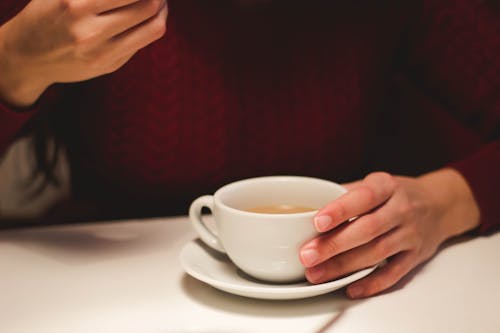 Person, Die Weißen Keramikbecher Hält