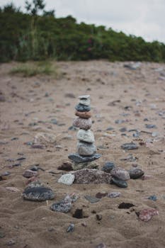 沙滩上石头平衡的宁静场景，象征着和谐与自然