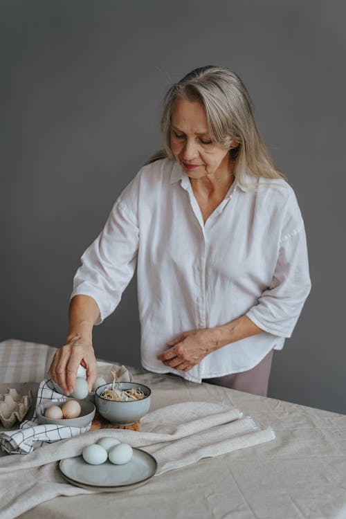 Fotobanka s bezplatnými fotkami na tému biele dlhé rukávy, držanie, senior