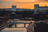 白俄罗斯维奇布斯克的道加河与标志性建筑在日落时分展现出令人惊叹的景观，完美融合了城市建筑与自然美景