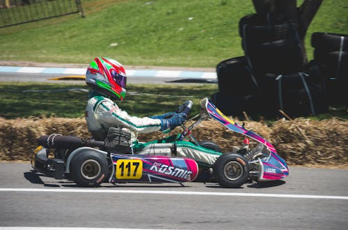 Homem Em Terno De Corrida Com Capacete De Kart