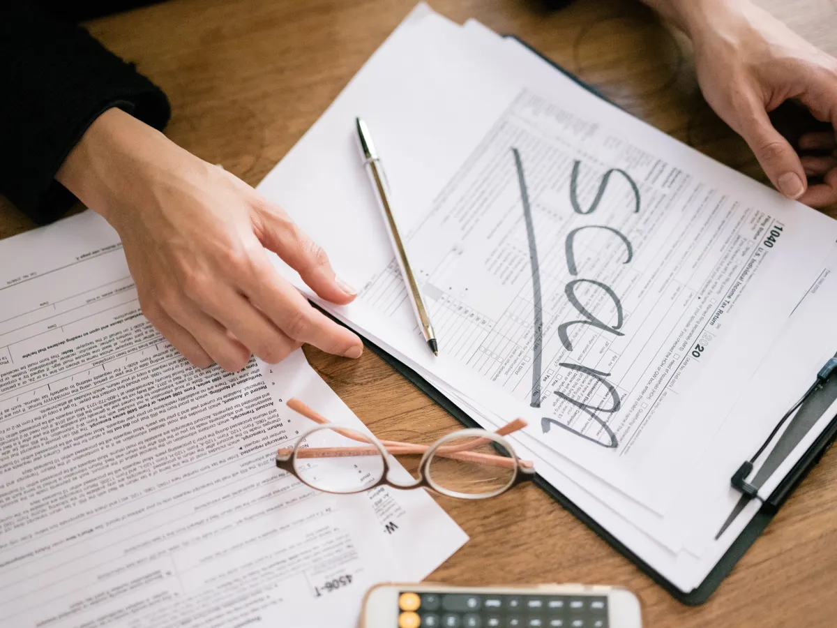 A warning sign about legal risks in real estate. Alt text: Be aware of legal risks and seek advice from a property lawyer.