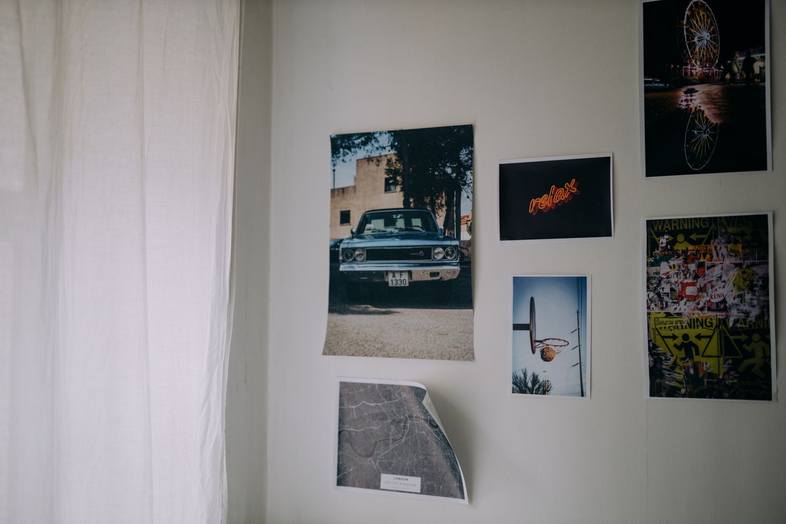 Láminas y fotografías colgadas en una pared blanca