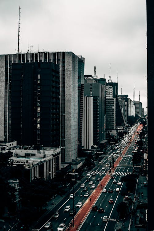 Estrutura Do Edifício Ao Lado Da Estrada De Asfalto