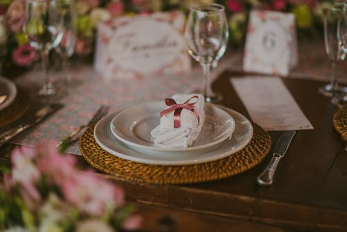 Immagine gratuita di Allestimento di matrimonio, allestimento di un luogo, articoli per la tavola
