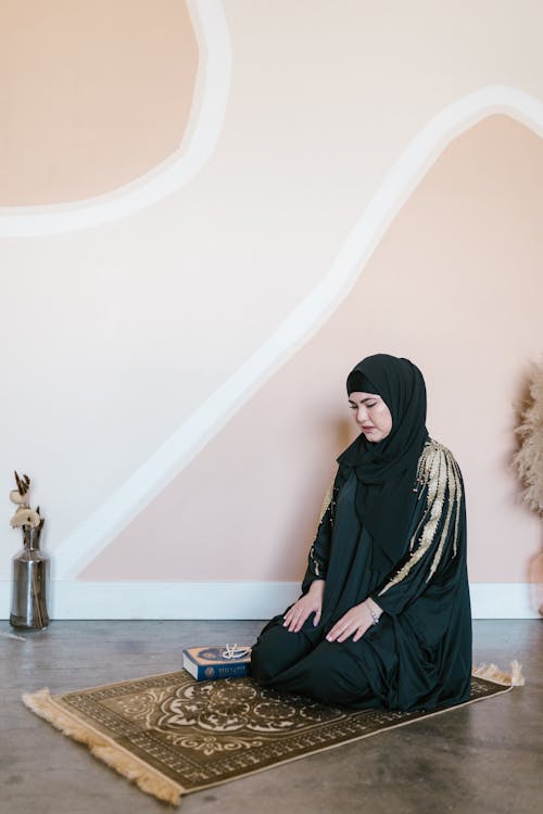 Kostenloses Stock Foto zu abaya, bescheidenheitskleidung, beten