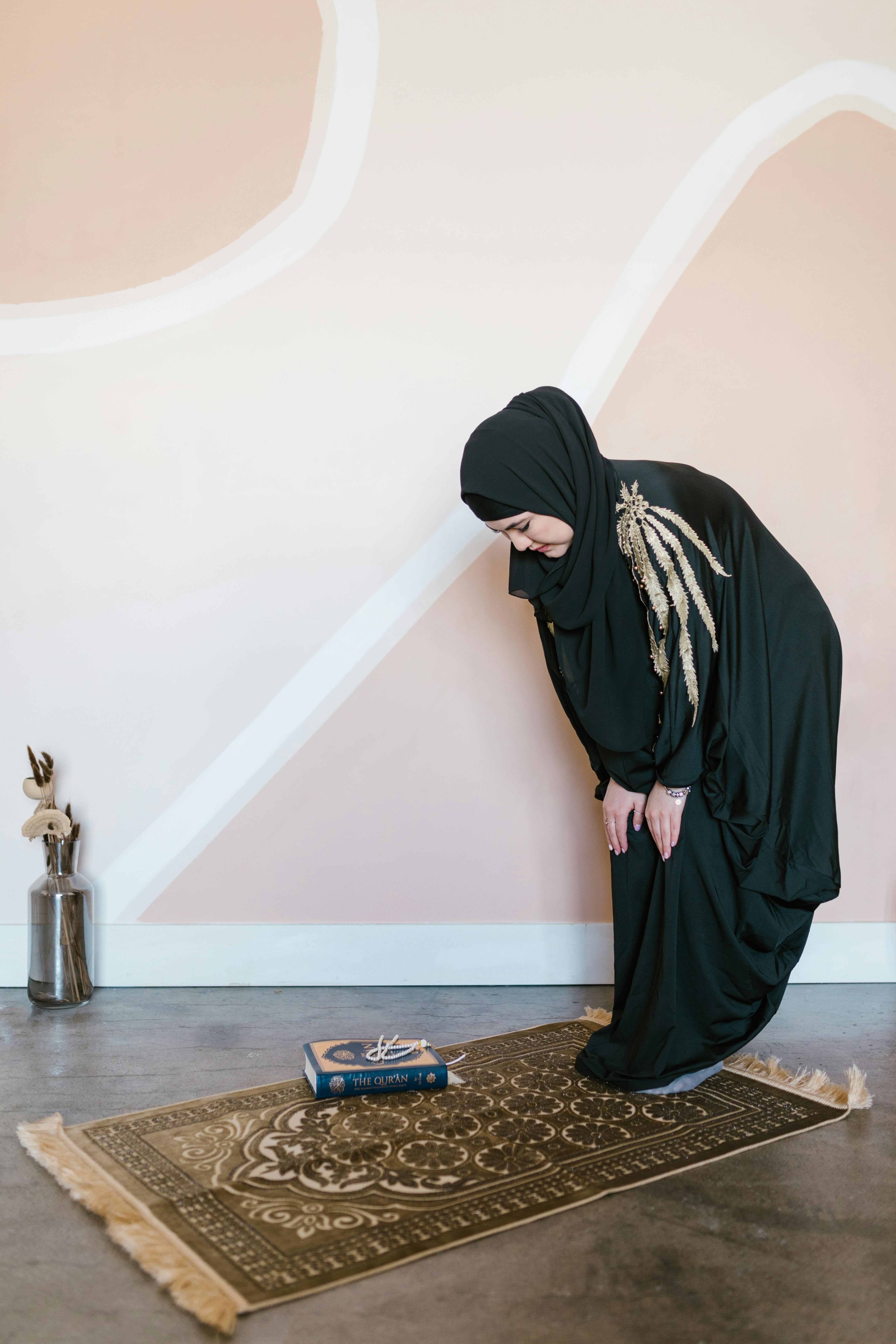 Muslim Woman Praying Photos, Download The BEST Free Muslim Woman Praying  Stock Photos & HD Images