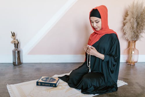Gratis lagerfoto af abaya, bede, bedekranse Lagerfoto