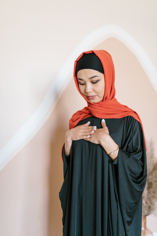 Foto profissional grátis de abaya, bandana, de pé