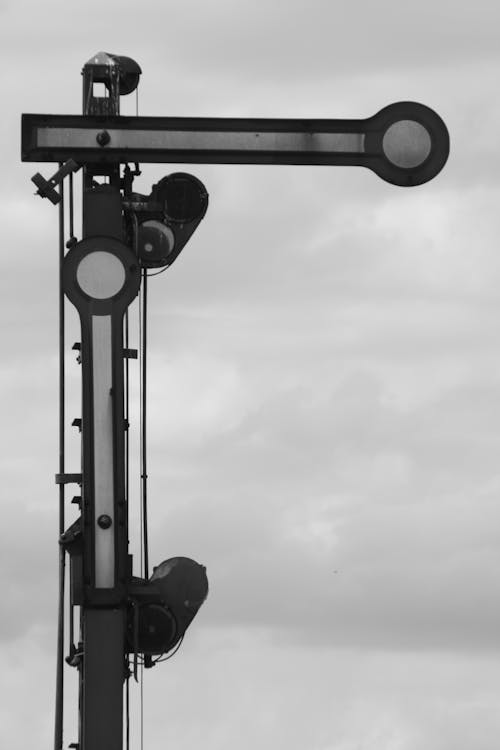 Foto stok gratis hitam & putih, isyarat, jalan kereta api