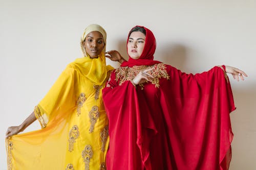 黄色いヒジャーブと赤いアバヤの女性